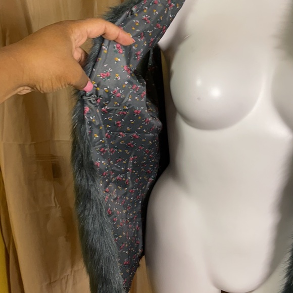 Vests - Picture 3 of 6